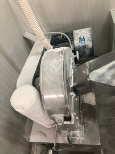 Mill for powdered sugar with a water-cooled