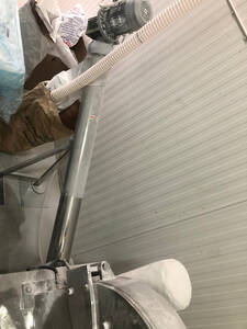Mill for powdered sugar with a water-cooled