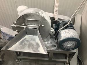 Mill for powdered sugar with a water-cooled