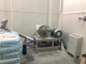 Mill for powdered sugar with a water-cooled