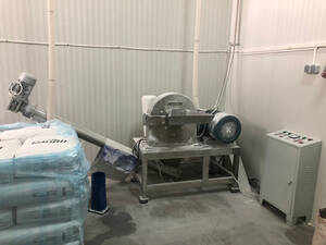 Mill for powdered sugar with a water-cooled