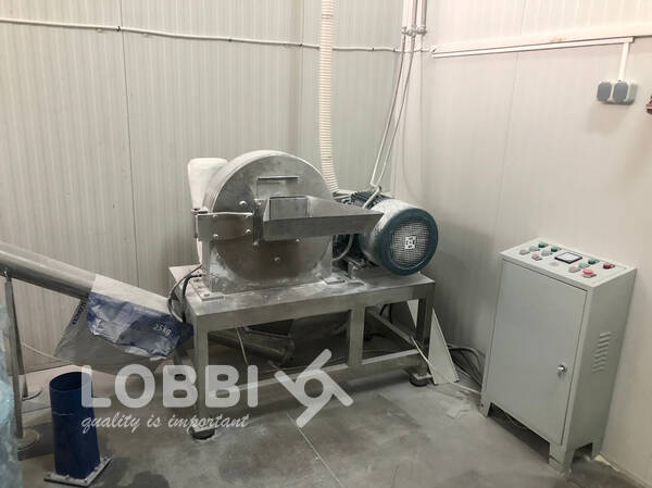 Mill for powdered sugar with a water-cooled