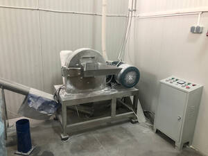 Mill for powdered sugar with a water-cooled